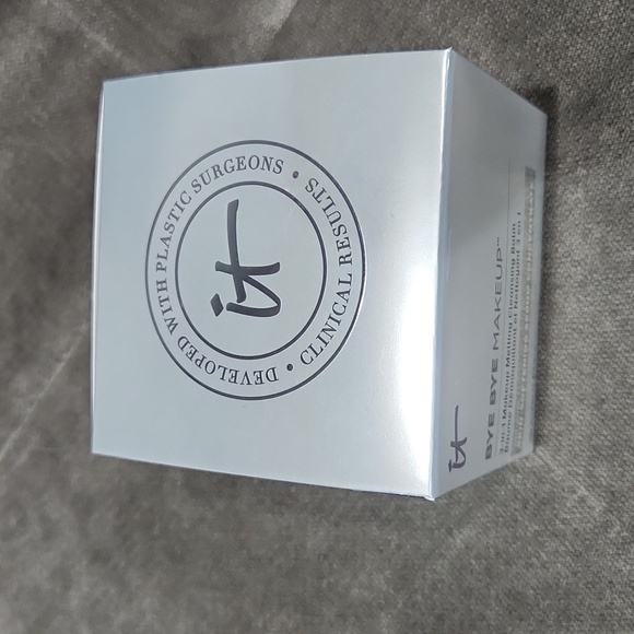 It Cosmetics BYE BYE Makeup - Picture 2 of 4